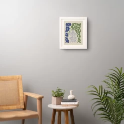 Dropping Leaf Plant -decoration webimage 630509359 RV